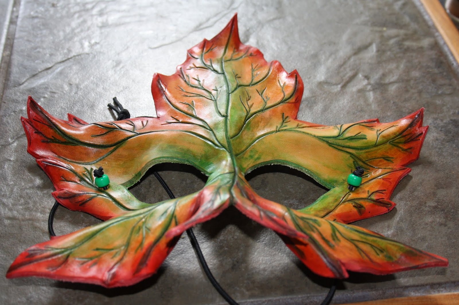 Осенняя карнавальная маска